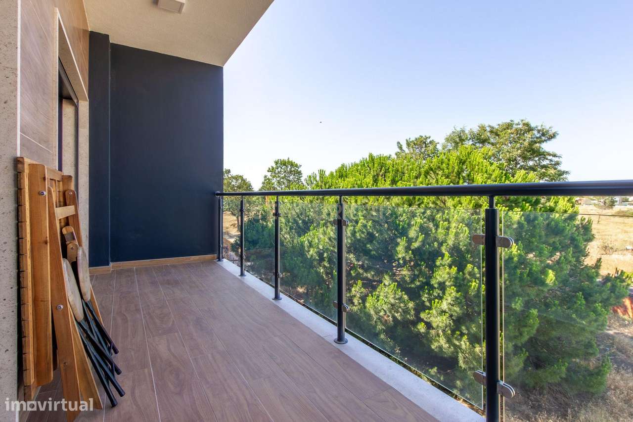 Moderno apartamento T3, com parqueamento e varandas em Santo António d-20