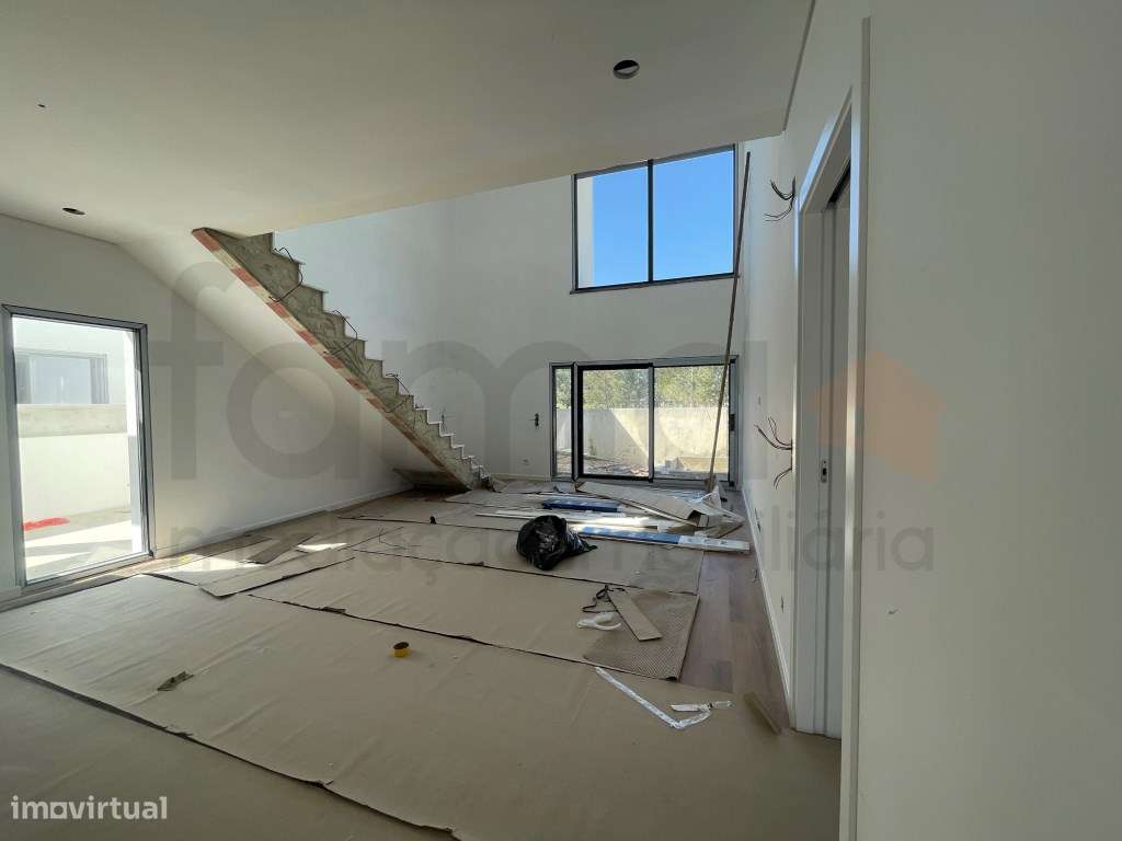 Moradia T3 com jardim e piscina em zona residencial tranquila-18