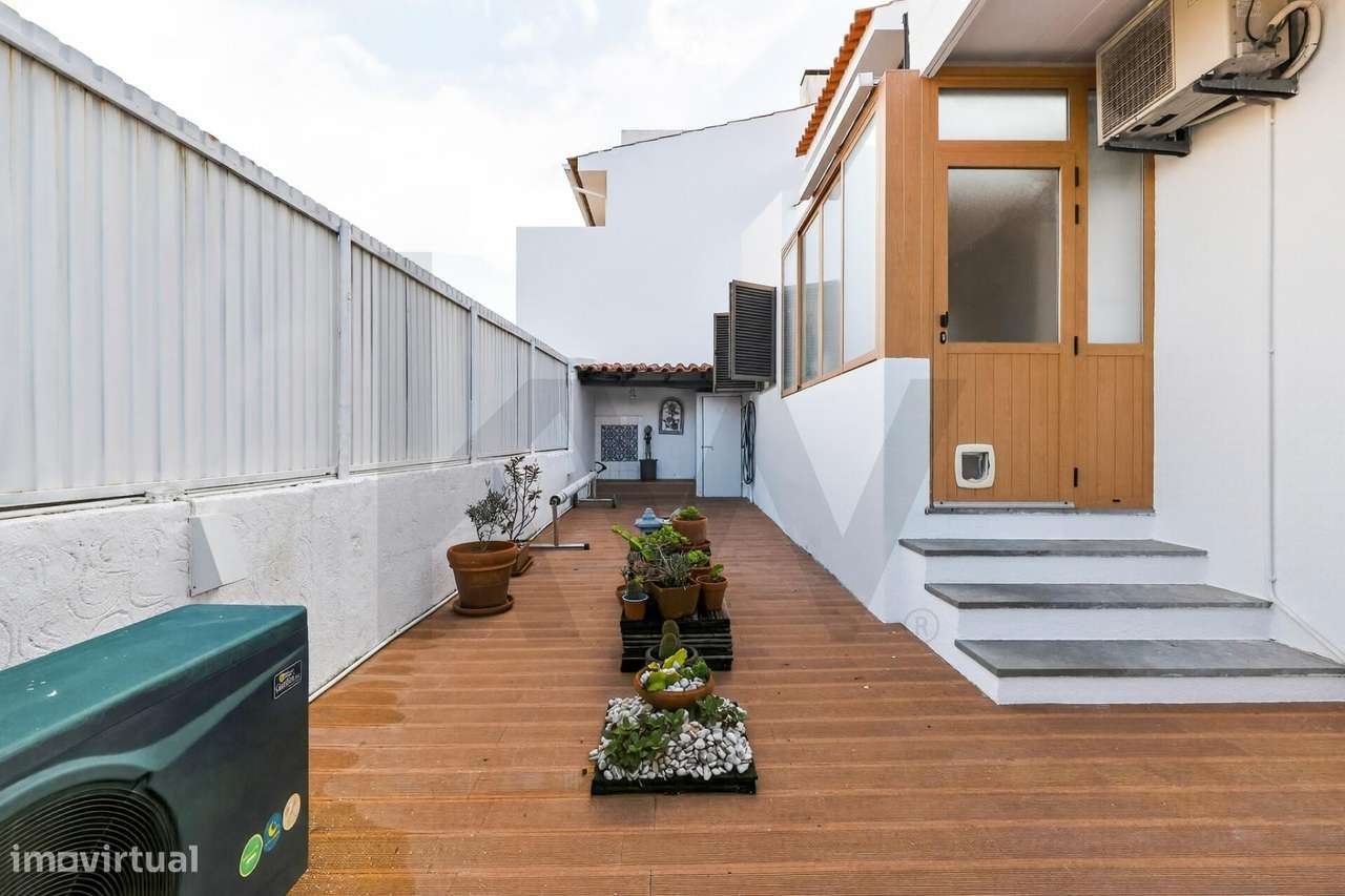 Moradia T4+1 com Piscina Coberta, Jardim e Churrasqueira em Alcoitão,-48