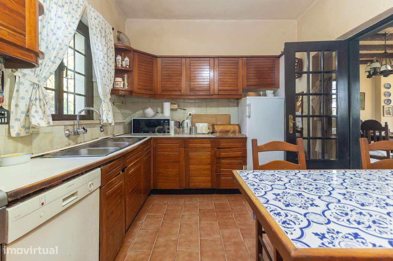 Moradia com construções de apoio, piscina e localização priviligiada-15