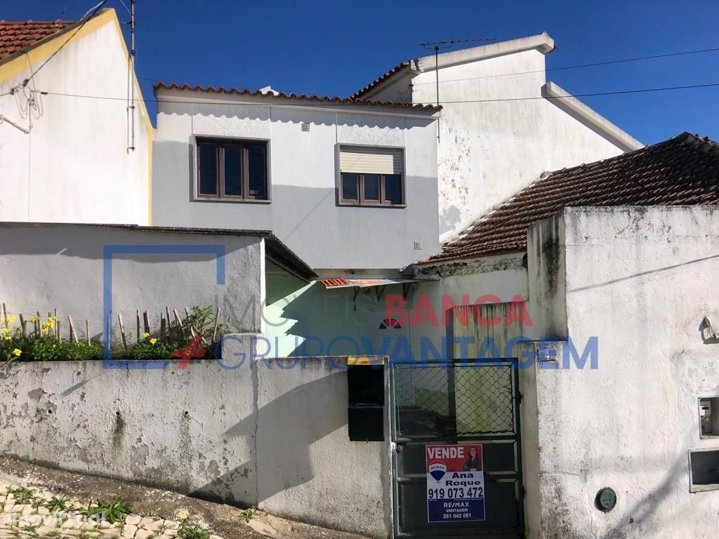 Moradia T3 com pátio e garagem em Sobral Monte Agraço