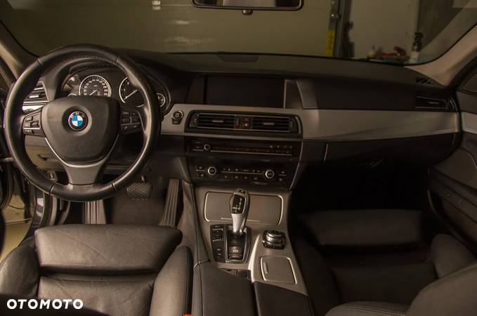 BMW Seria 5 525d xDrive - 10