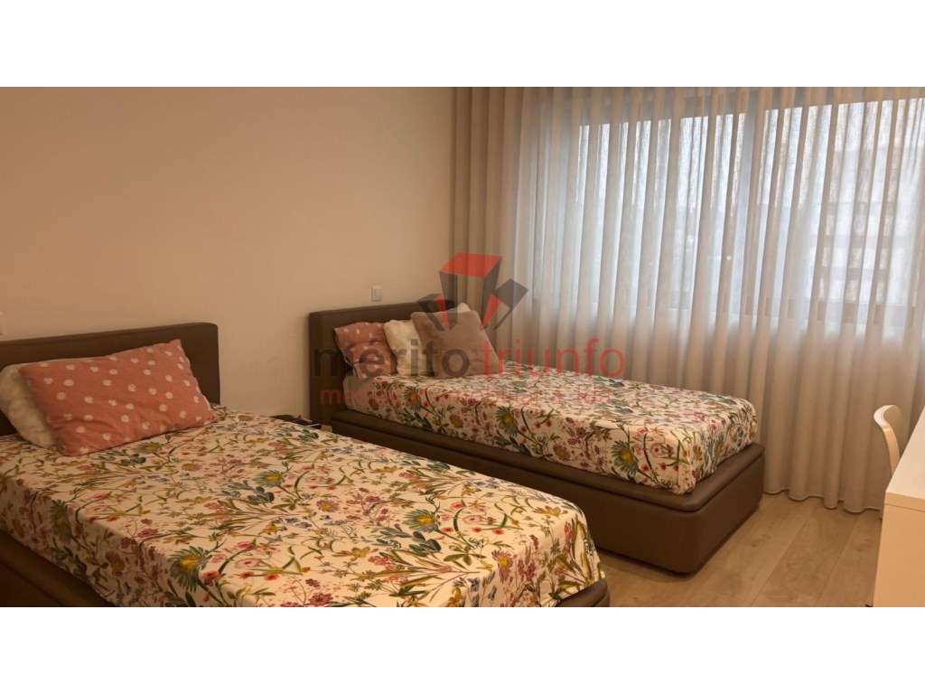 Excelente Apartamento c/ 3 Suites no Centro de Famalicão-28