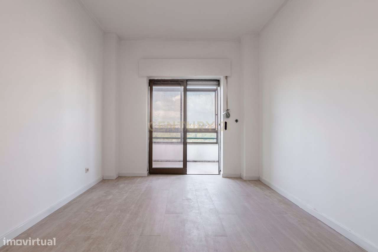 Apartamento T1 totalmente remodelado com 2 varandas,  Prédio com eleva - Grande imagem: 4/29