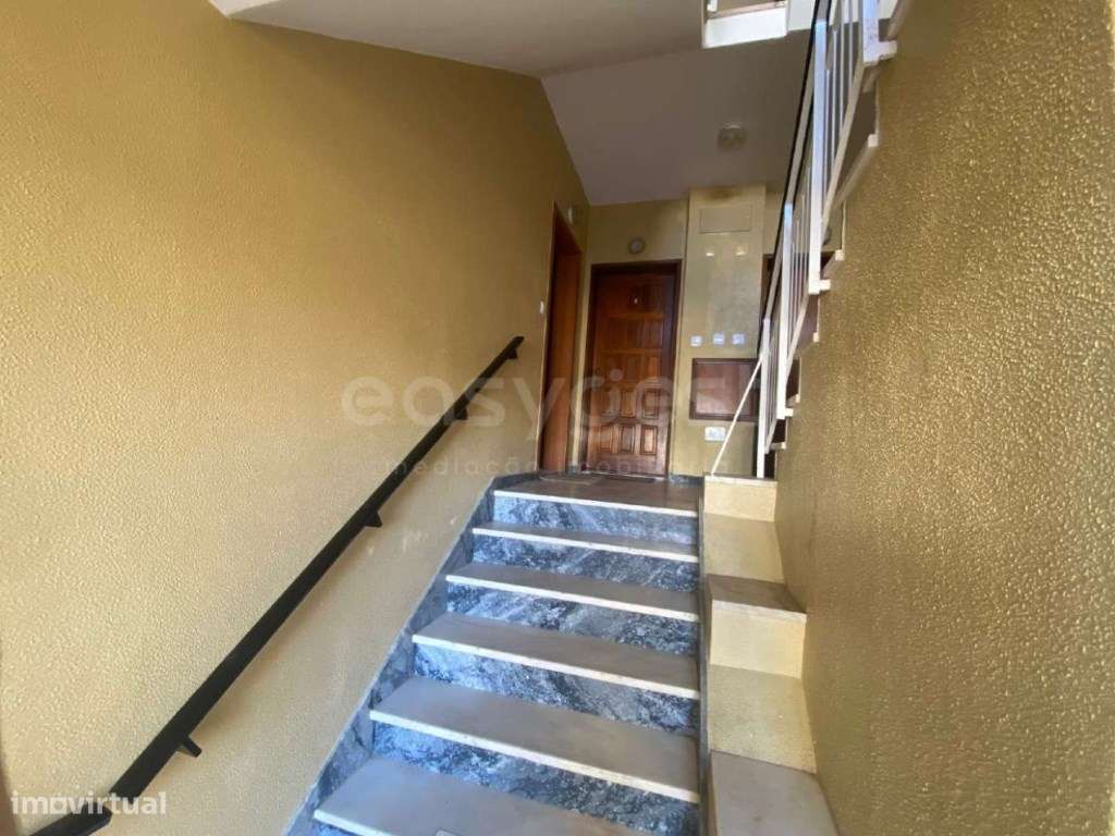 Apartamento T2 com 3 Varandas e Garagem | Montenegro, Faro - Grande imagem: 4/25