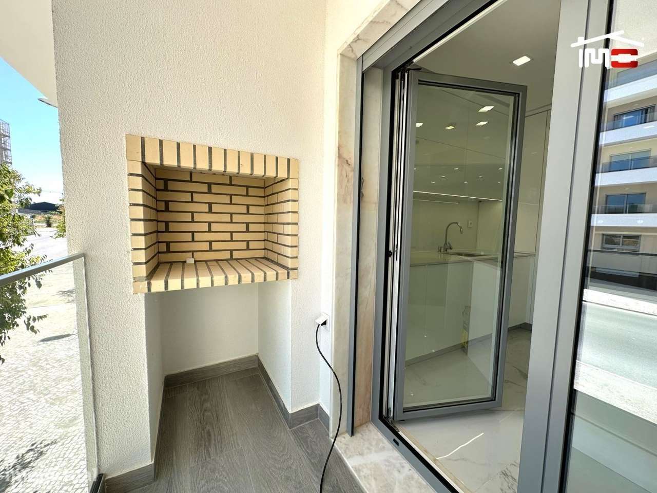 Incrivel Apartamento T2 com Varanda, e Arrecadação-7