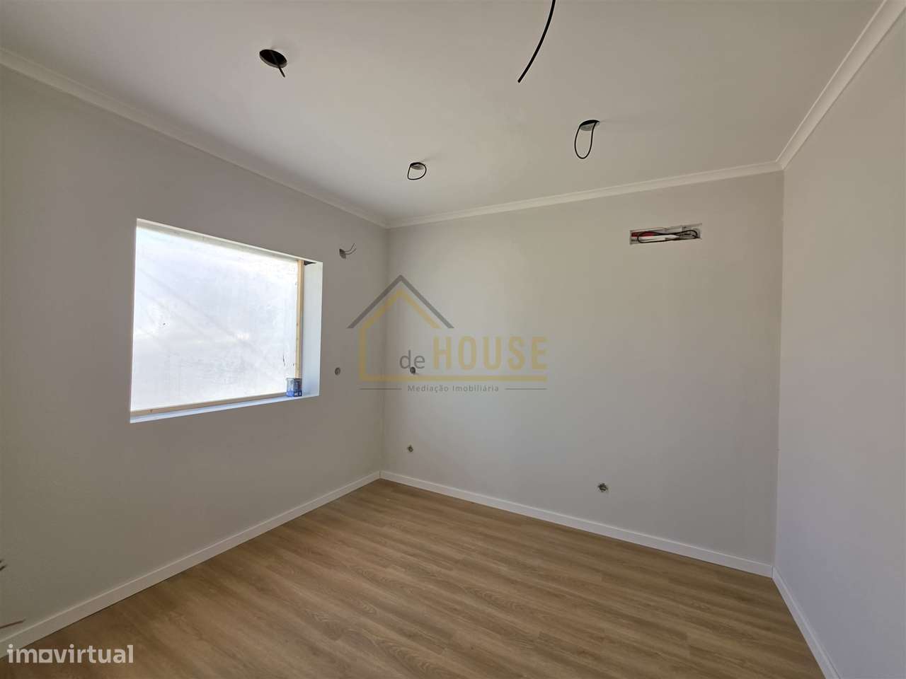 Moradia T2 com espaço exterior e adega-6