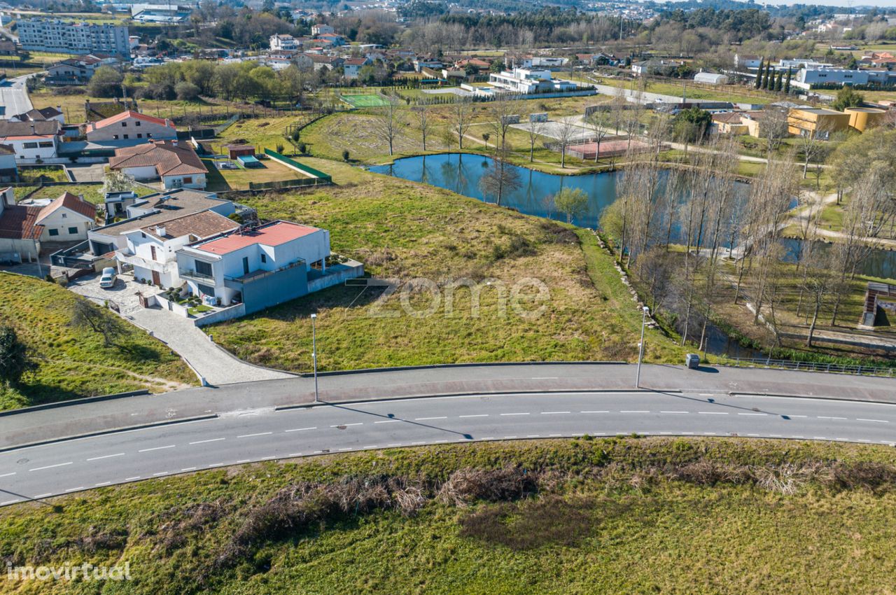 Terreno urbano, com 2200m2 junto parque Freamunde