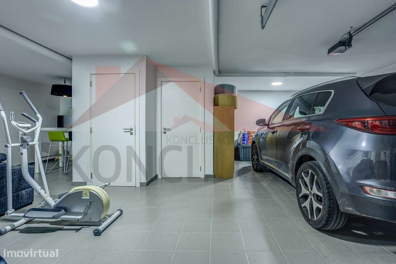 Moradia T4 de arquitetura moderna, estado de nova.-37