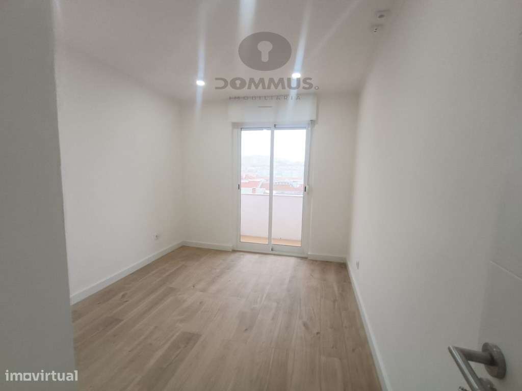 Apartamento T4 Totalmente Remodelado na Damaia-11