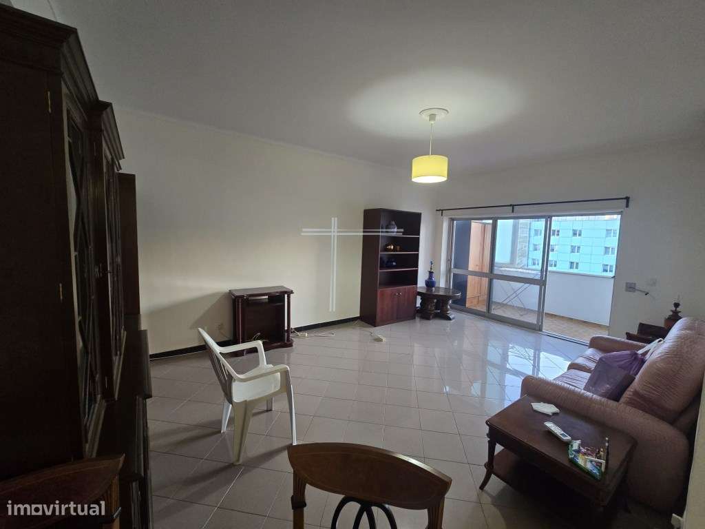 Apartamento T1, com varanda e parqueamento - Avenidas Novas-1