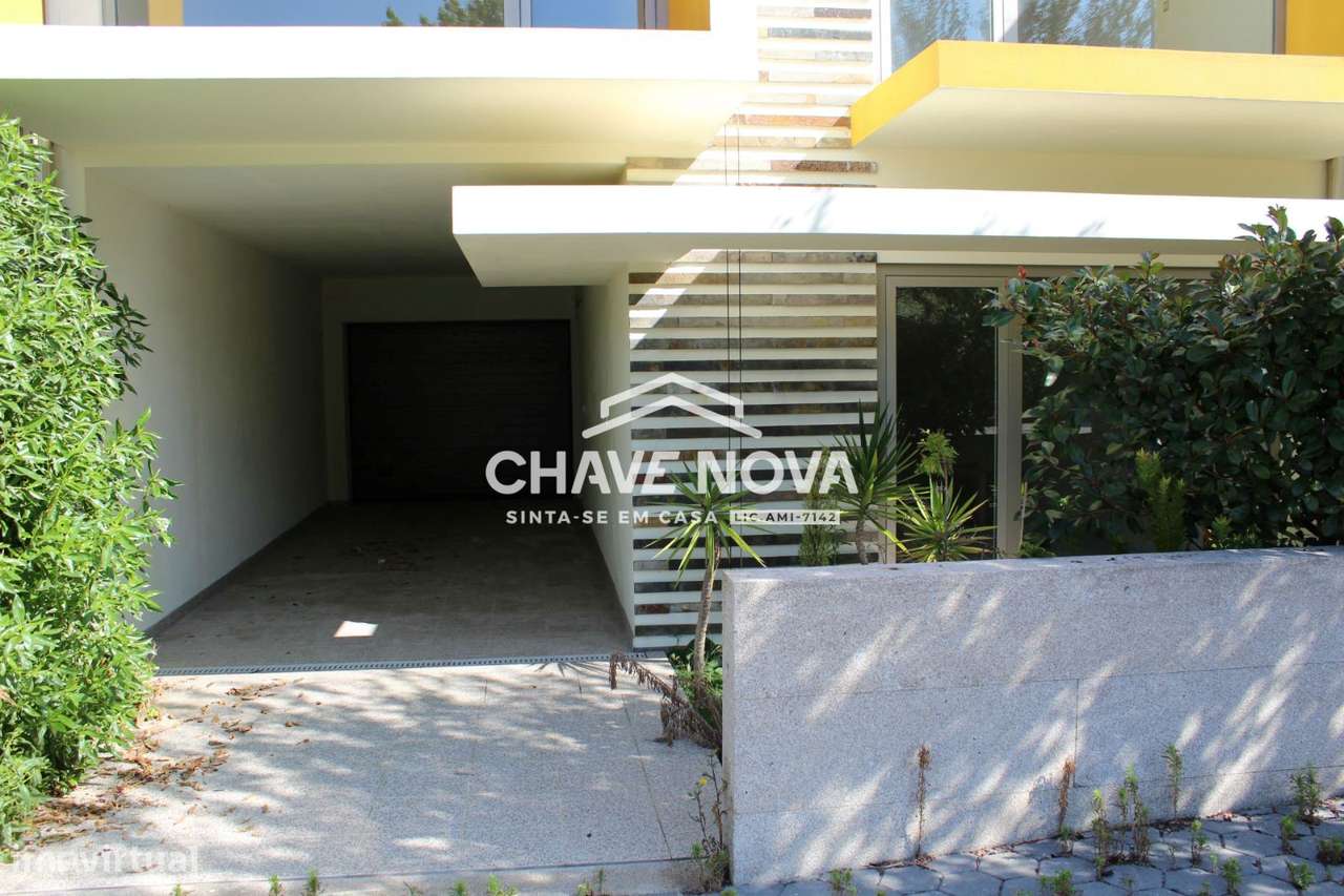 PS - Moradia T5 de 3 frentes em Pedroso em fase final de acabamentos. - Grande imagem: 2/25