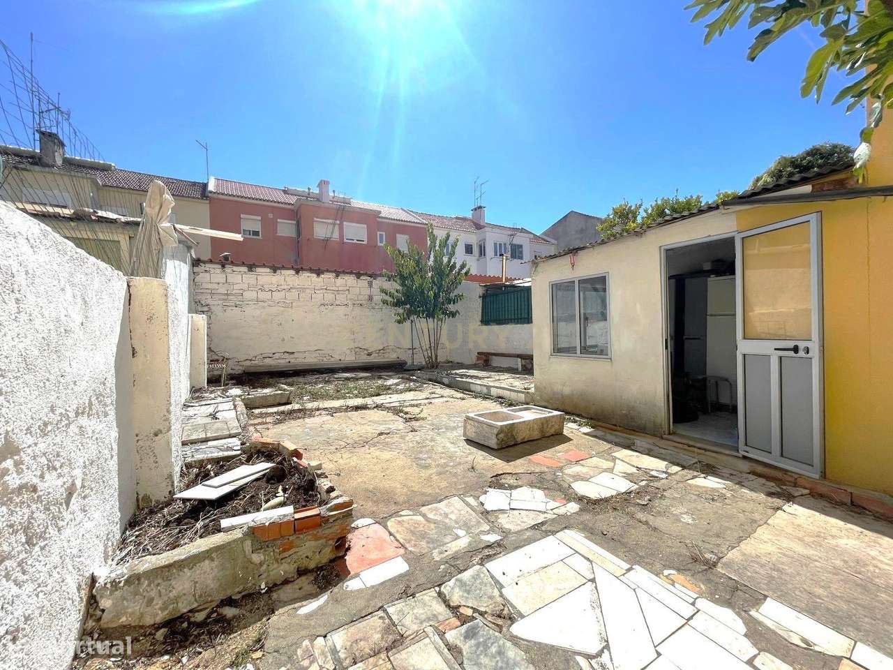 T2 com logradouro – Para remodelação – Almada - Grande imagem: 2/7