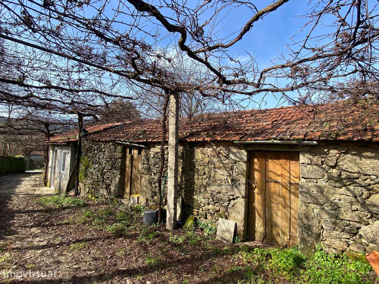 Quintinha com moradia em pedra para restauro com 2.000m2 de terreno.-8