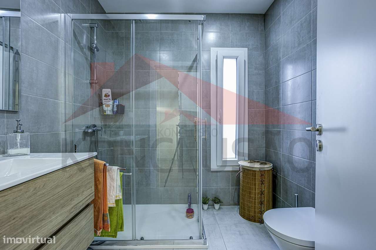 Moradia T4 de arquitetura moderna, estado de nova.-21