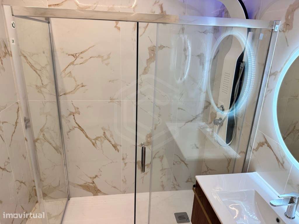 Apartamento T2 renovado, na primeira linha da praia em Quarteira, A... - Grande imagem: 4/23