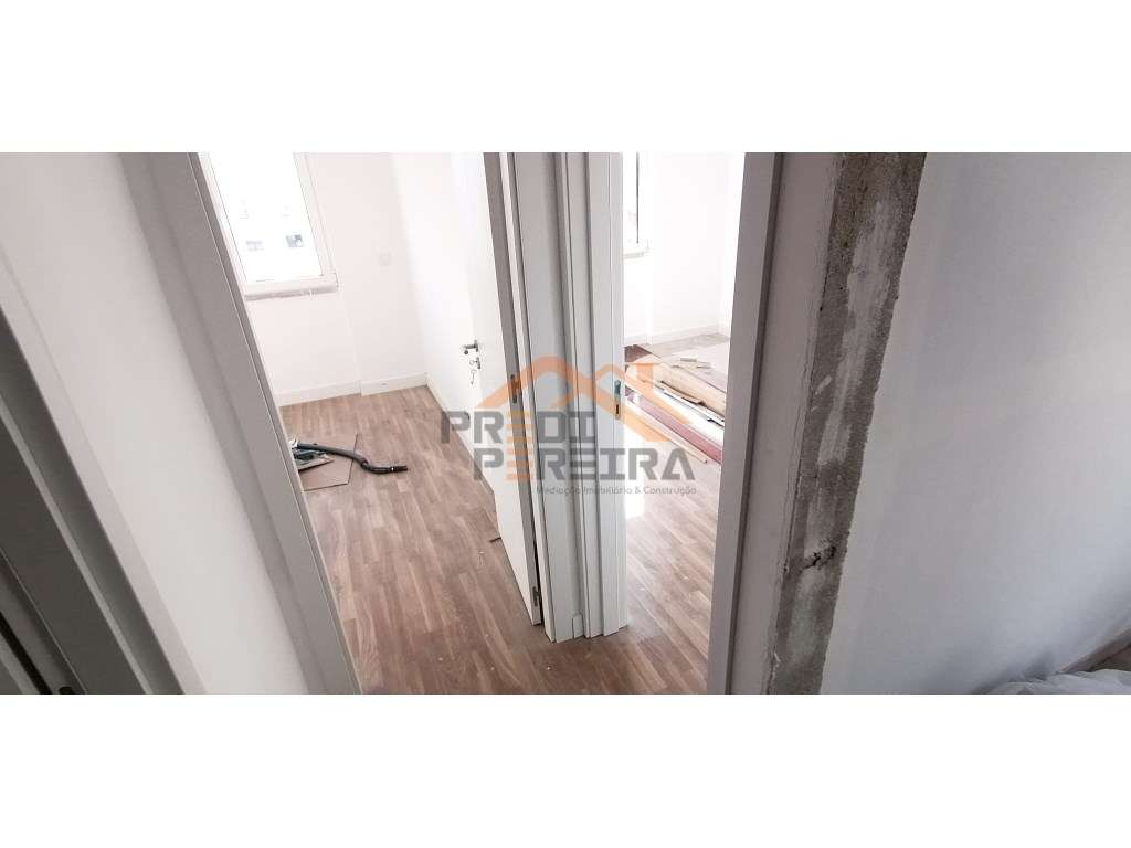 Apartamento T3 totalmente remodelado - Santo António dos Cavaleiros...-7