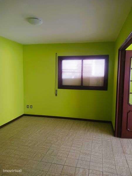 Moradia T5 Isolada, para Viver ou Investir, Bem Localizada em Bustos - Grande imagem: 5/12