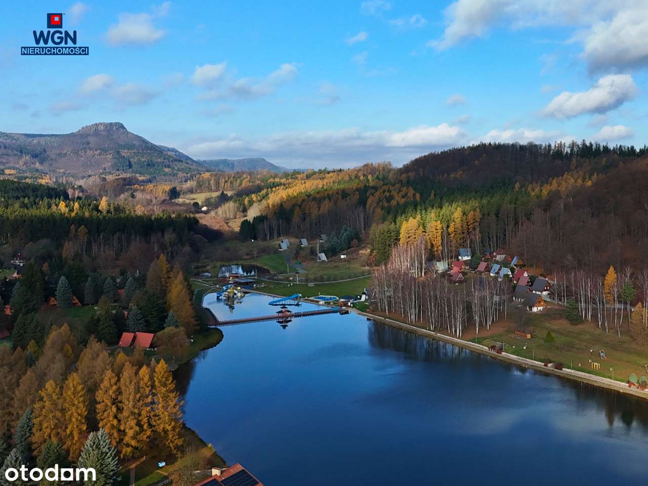 Grunt zabudowany 10-ma domkami nad jeziorem - na sprzedaż.-5