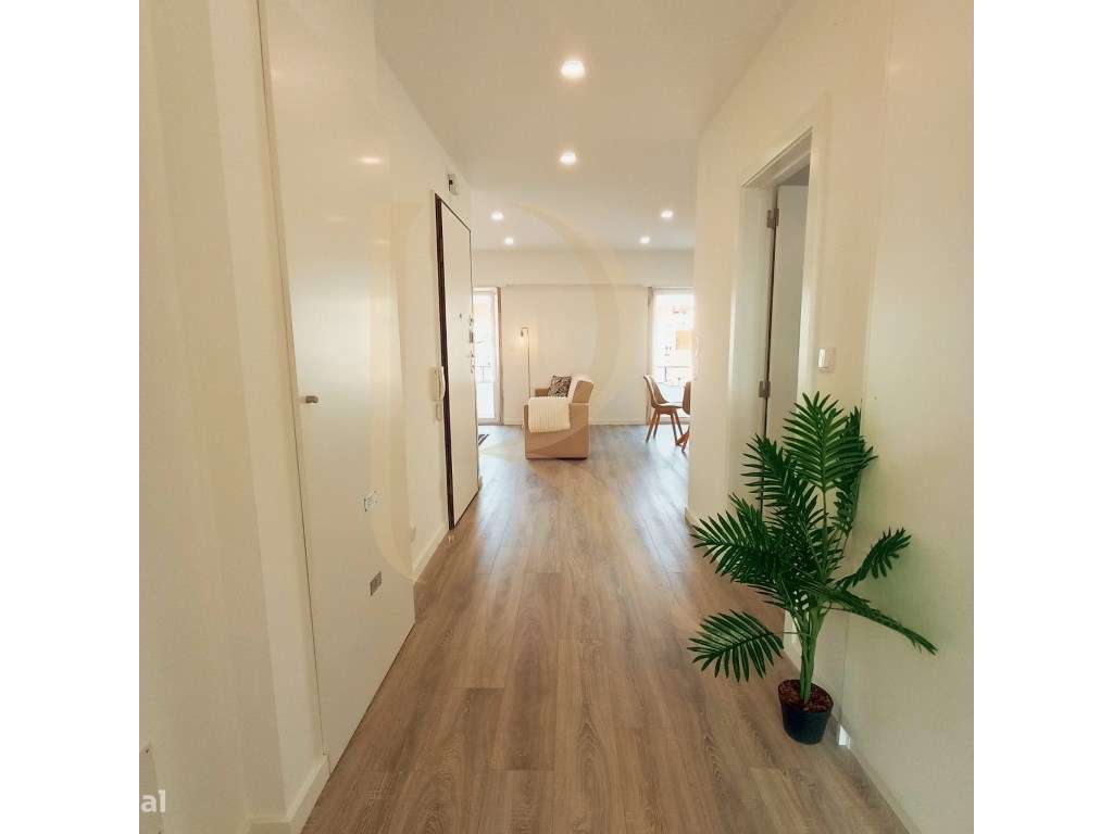 Apartamento T2 em remodelação com varanda em Benfica - Grande imagem: 2/9