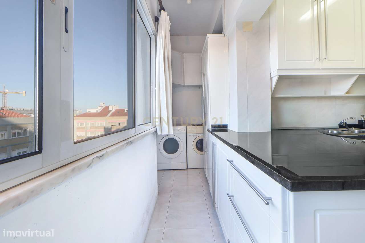 Espaçoso T4 transformado em T2 com terraço em Carnide, Lisboa - Oportu-28