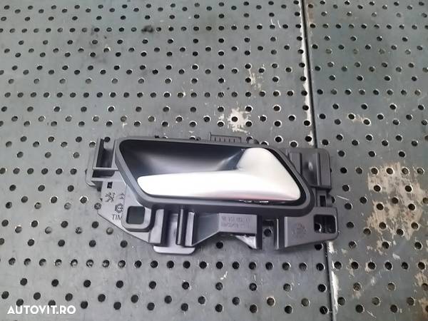 Maner interior dreapta spate peugeot 3008 2 98201552 - 1