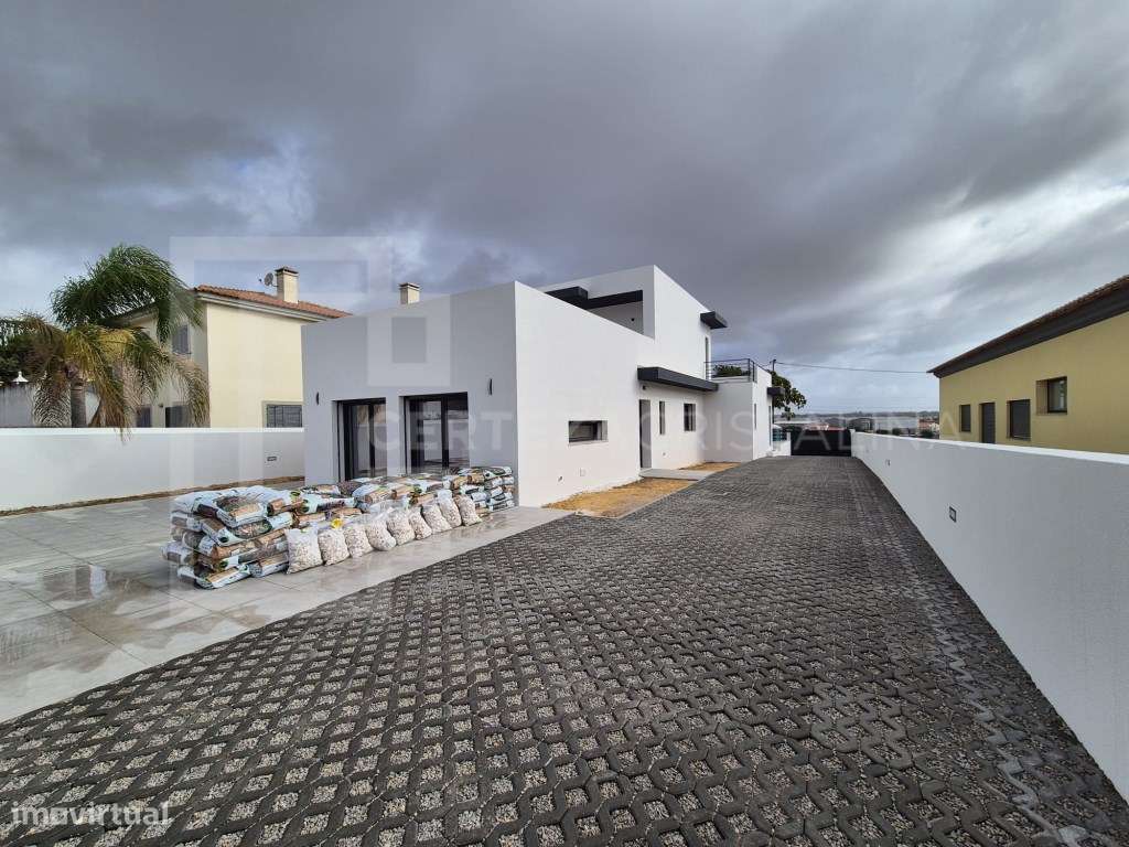 MORADIA CONTEMPORÂNEA COM PISCINA PRIVADA E GARAGEM-9