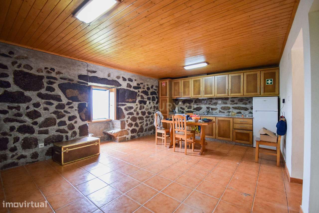 Quinta com construção em Pedra 20.000 m2 de terreno e Licença de Aloja-18