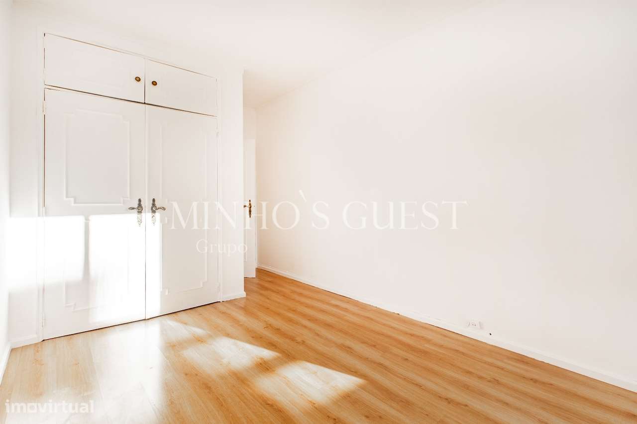 Apartamento T3 de último andar c/ varanda e vista para Av. Liberdade --21