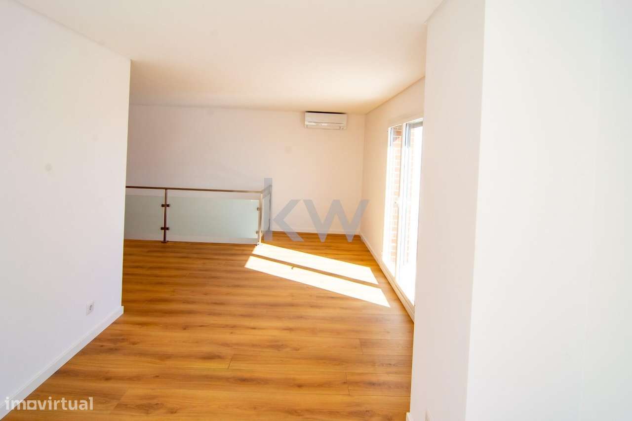 Luxo Raro nas Colinas do Cruzeiro – T3+1 com Mega Box e Terraço Privad-53