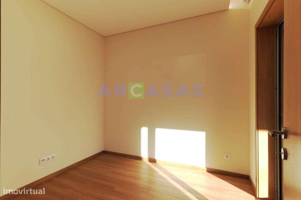 Moradia V3 com jardins e estacionamento na Trofa-8