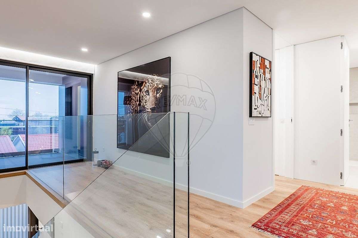 Moradia de Luxo T3+1 com Piscina Aquecida -300m da Praia em Matosinhos-16