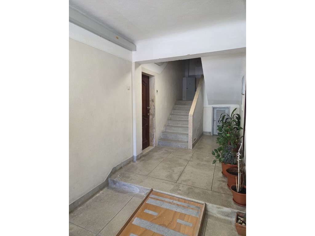 Apartamento T2 renovado em Benfica-23