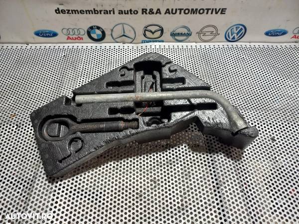 Suport Cheie De Roti Carlig Tractare Scule Audi Q7 4L An 2006-2007-2008-2009-2010-2011-2012-2013-2014-2015-2016 - Dezmembrari Arad - 2