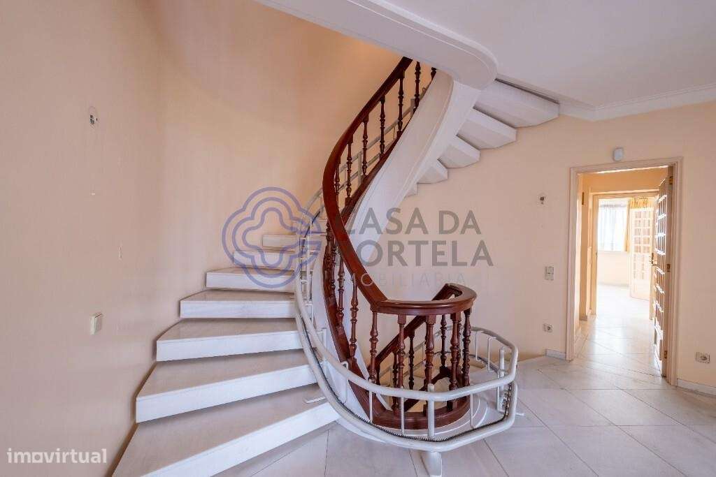 Belíssima moradia dos anos 60, à Universidade Católica. - Grande imagem: 5/49