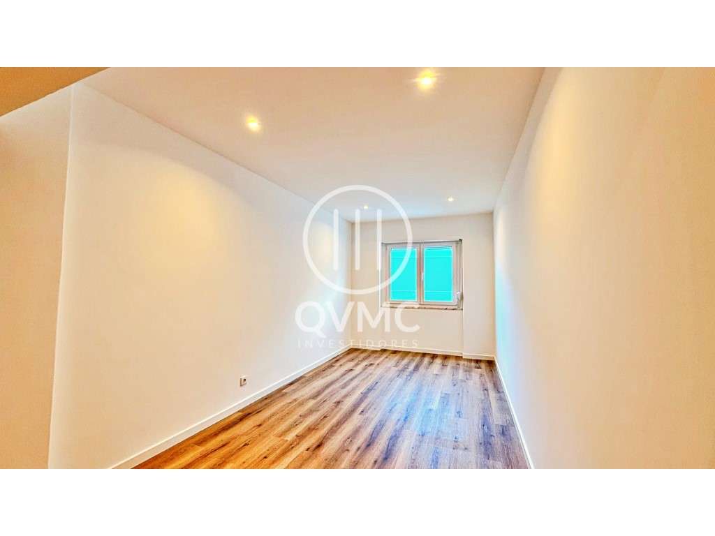 T4+1 com Logradouro Remodelado - Ideal Família ou Investimento - Cacém - Grande imagem: 3/24