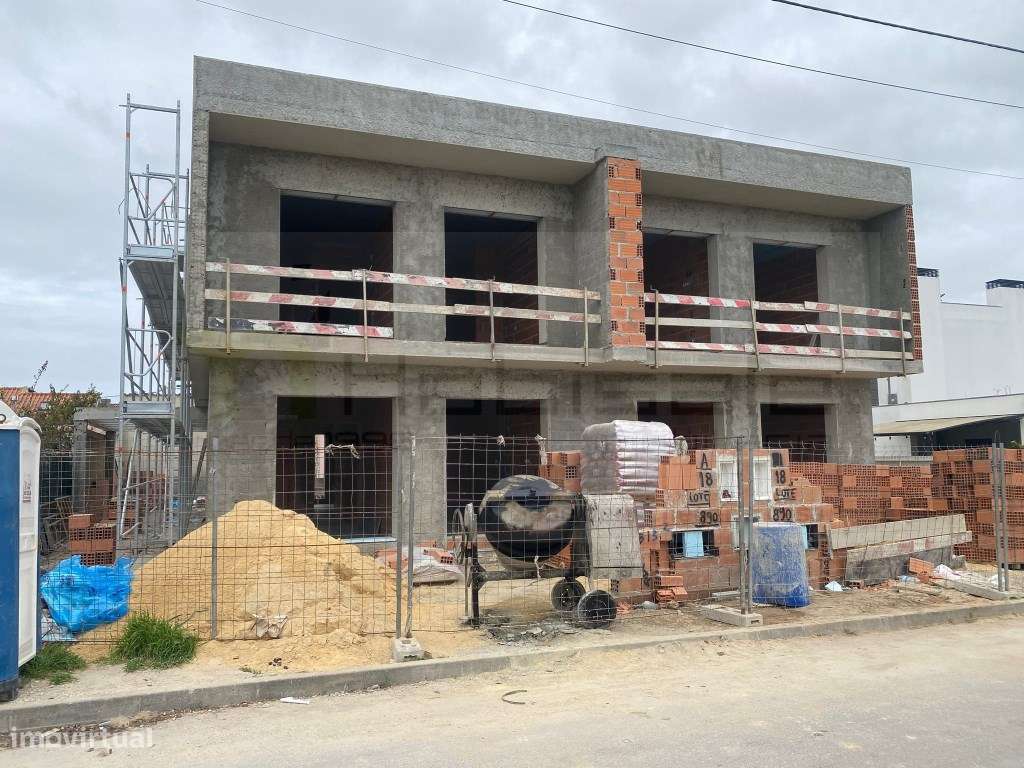 Moradia geminada com piscina e garagem - Grande imagem: 4/9