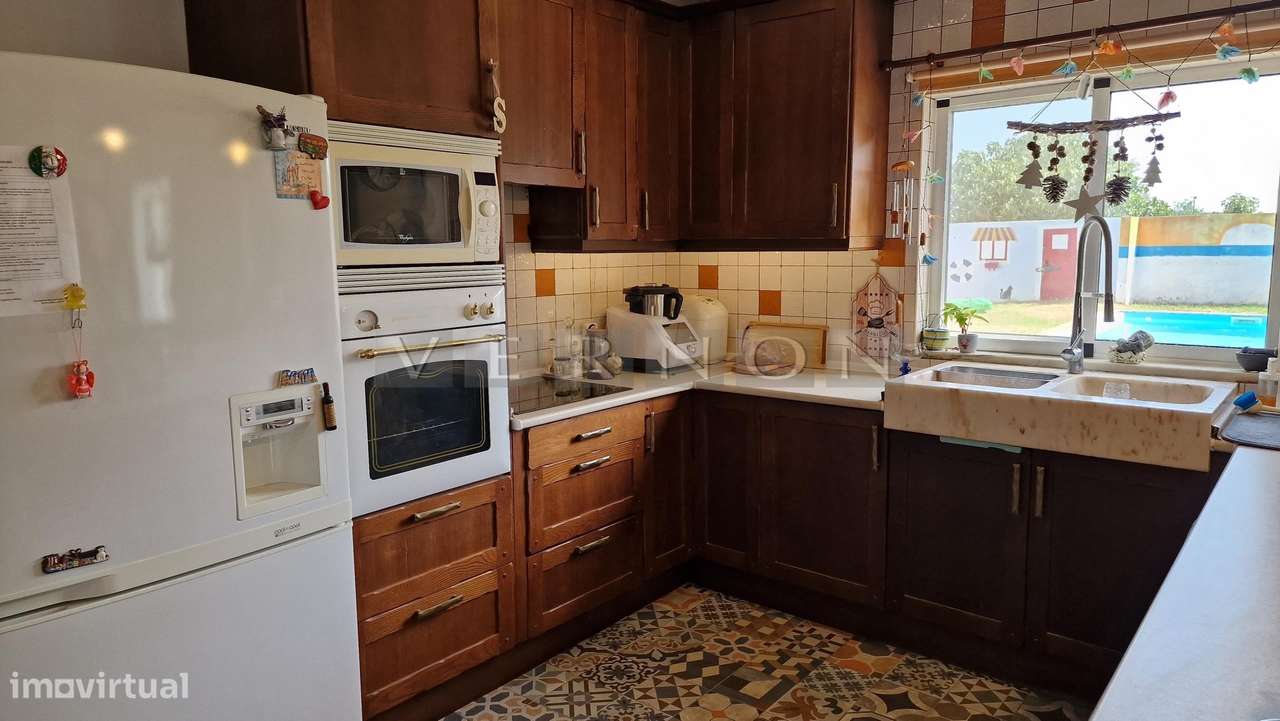 Charmosa e espaçosa moradia com 3 quartos e piscina para venda entre L-17