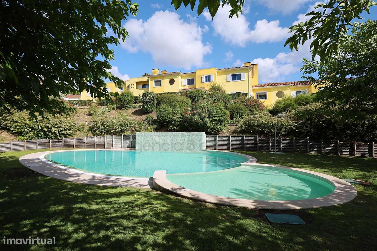 Moradia T4 a estrear em condomínio com piscina em Palmela