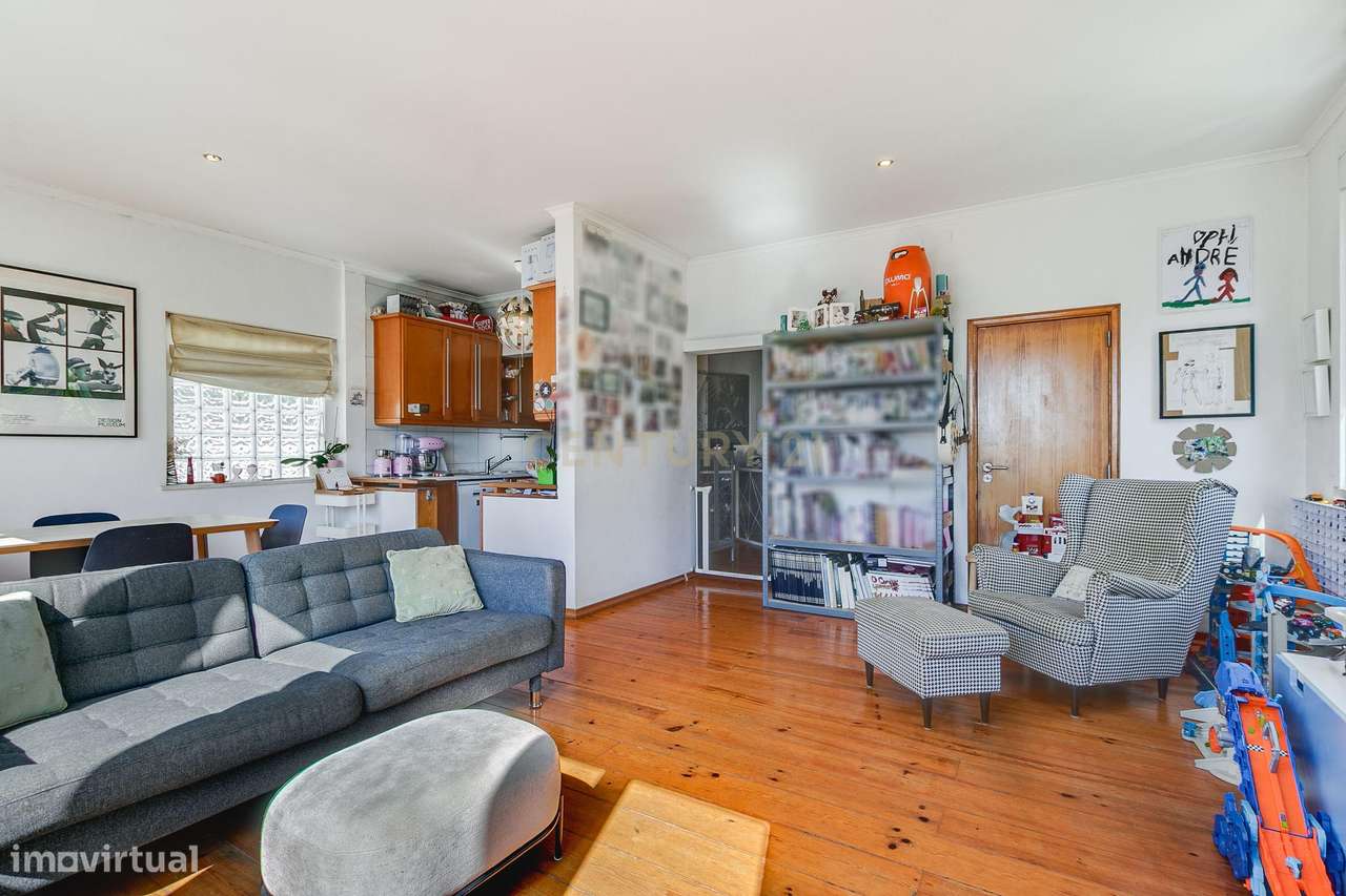 Terreno de 956m2 com duas moradias em Alcântara, Lisboa, uma T4 e T3-29