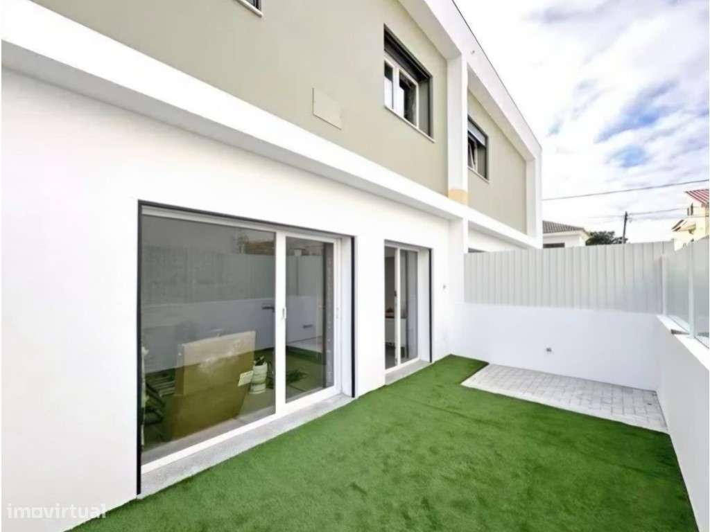 MORADIA T4 NOVA COM PISCINA - FERNÃO FERRO-1