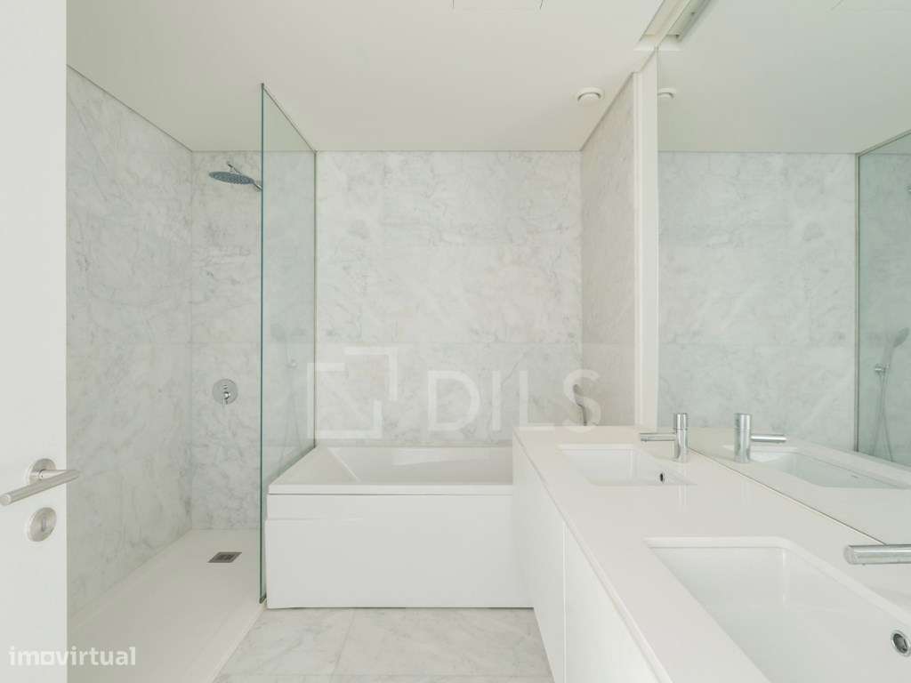 Penthouse T3 com varanda ampla e garagem privada, em Lisboa-7