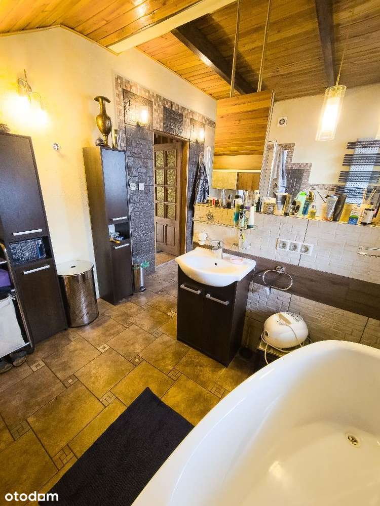 Atrakcyjny dom z pięknie zagospodarowaną działką. Nowa cena !-6