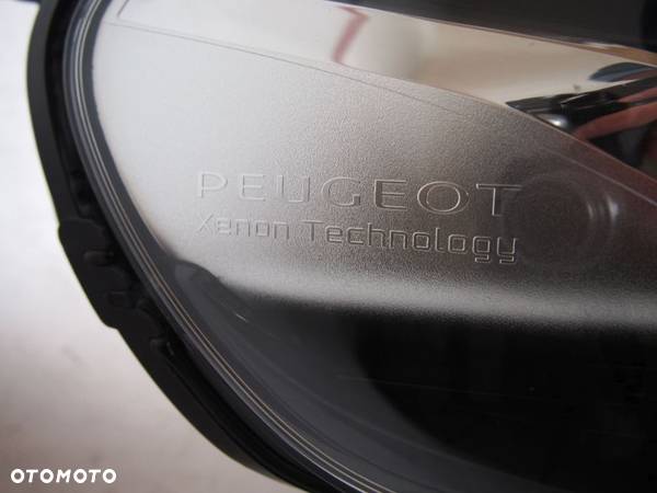Peugeot Expert Traveller 16r Reflektor prawy lampa prawa xenon 2016 - 2