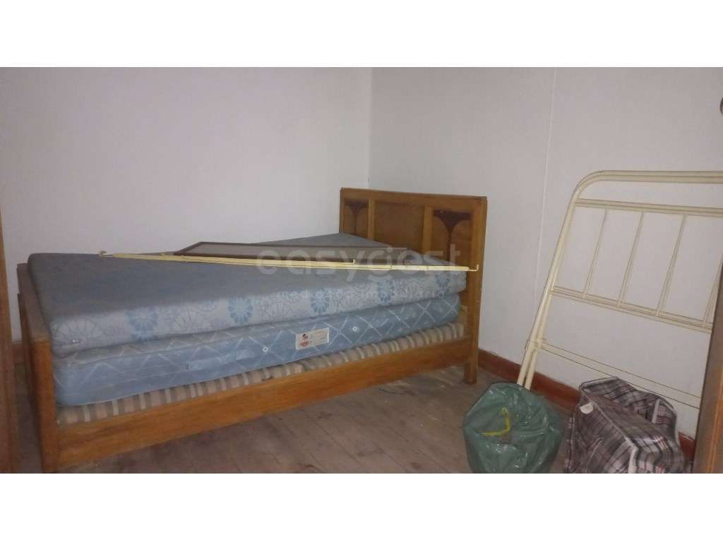 Moradia T2 para remodelar no Centro de Amiais de Baixo.-13