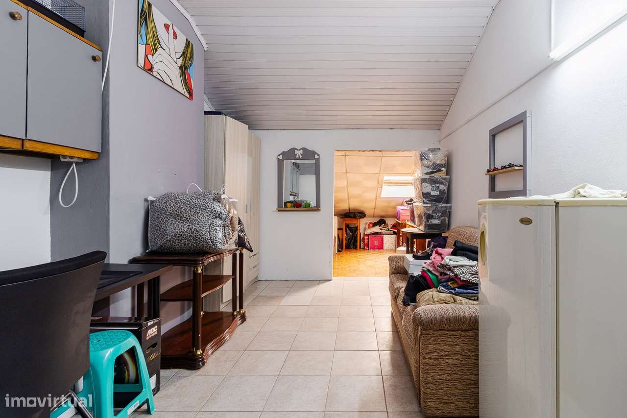 T3 de Excelência com T0 Independente, Garagem Fechada e 3 Lugares de E-33