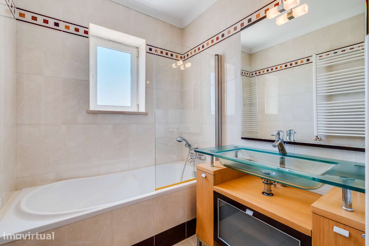 Moradia Isolada T4+2 com Piscina Privada-23