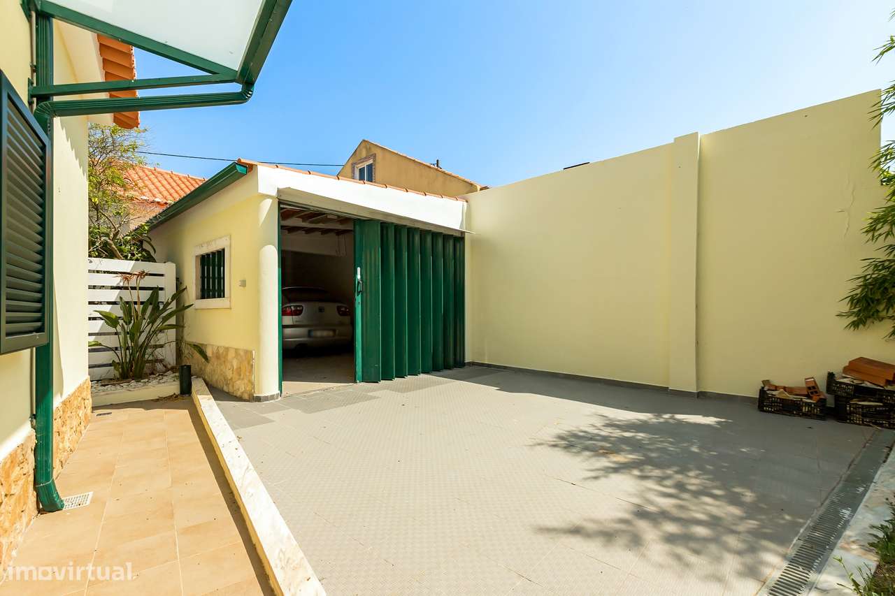 Moradia T4 Renovada | 3 Suites | Lote 900m2-23