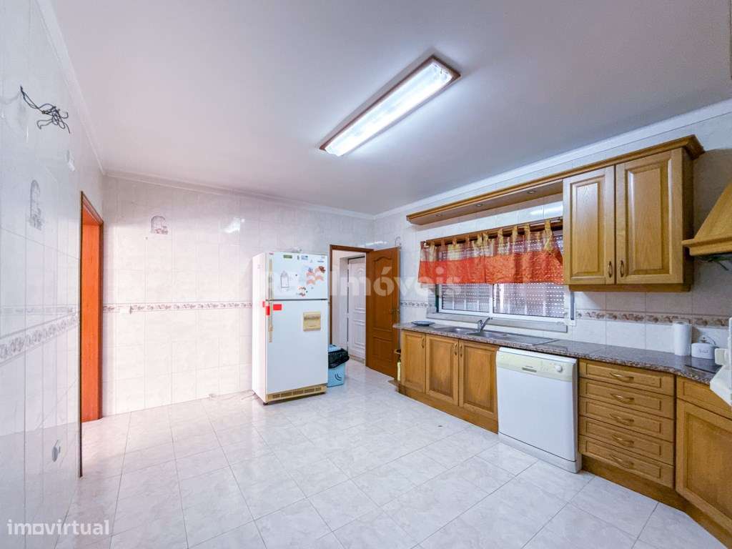 Moradia Térrea T4 com garagem e terreno - Mira De Aire, Porto de Mós - Grande imagem: 5/45