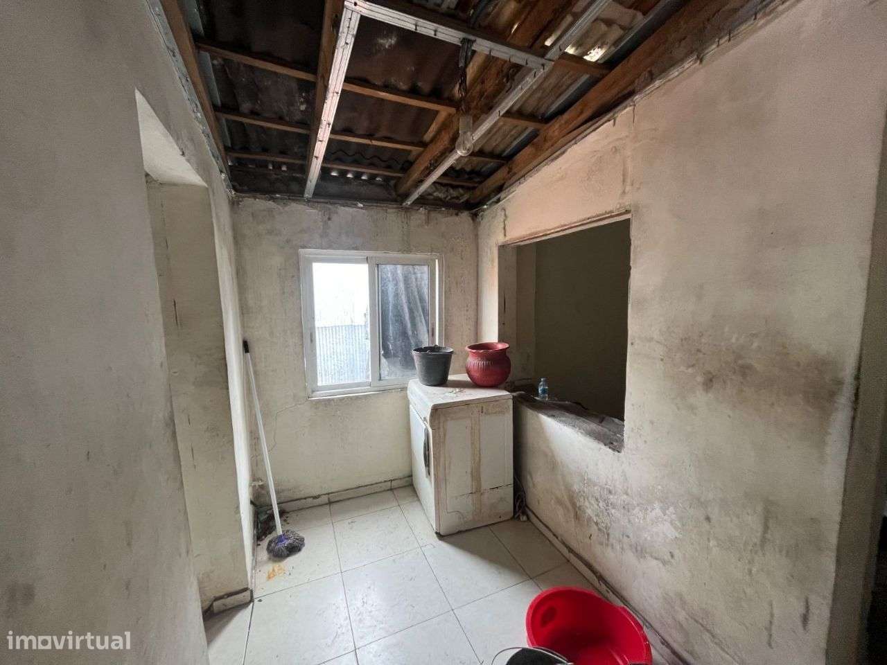 Prédio c/ 3 Pisos Para Recuperar na Sé (Porto) - Grande imagem: 4/19